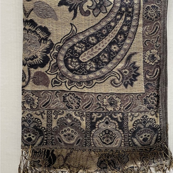 Elegant Reversible Paisley Pashmina Scarf with Fringe Tassels - Picture 3 of 7